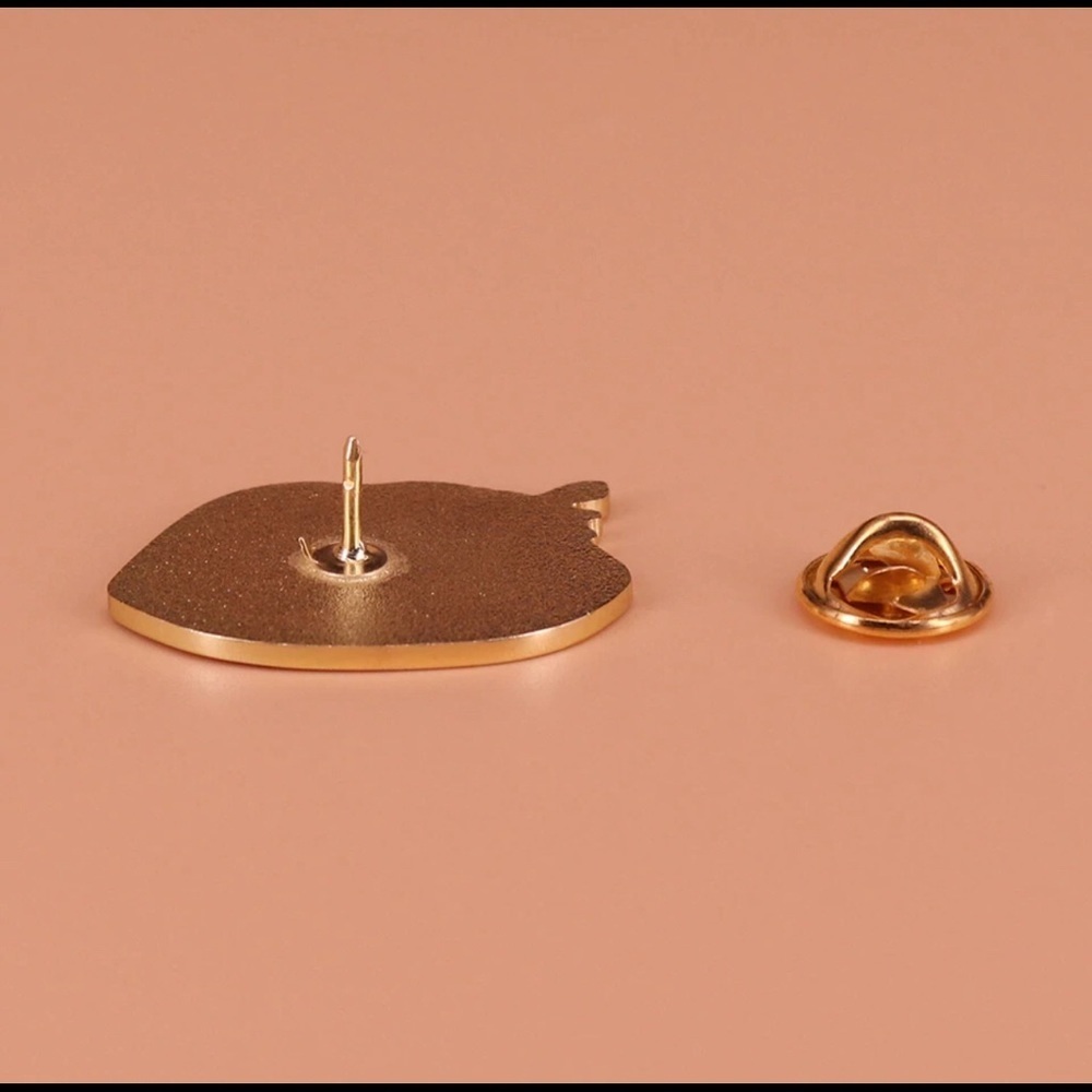 🆕 Bee on Pink Lips Enamel Pin Brooch - Picture 2 of 2